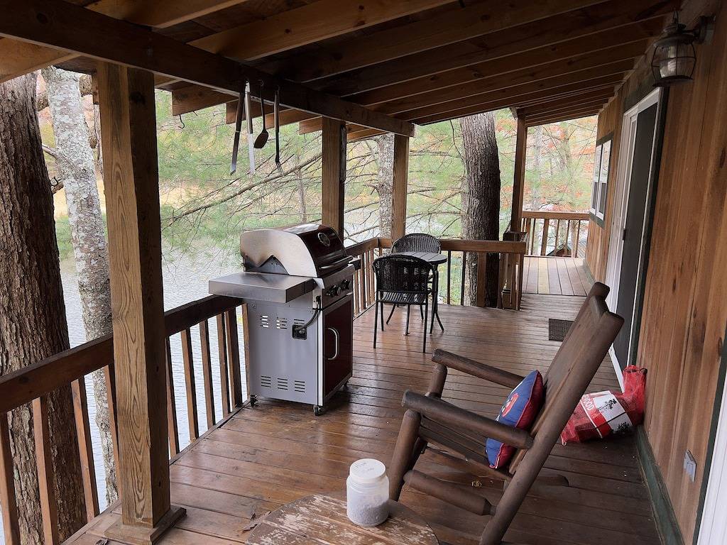 Schöne Kabine neben 7 Morgen-See, die w / Boot und Terrasse mit Blick auf Wasser kommt! in Daniel Boone National Forest