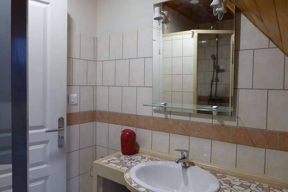 Gerenoveerde schuur, verwarmd privézwembad tussen 2 valleien, Maronne en Dordogne in Hautefage, Tulle en omgeving