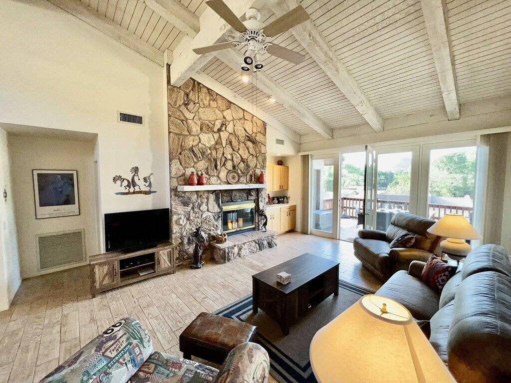 Remodeled Sedona Townhome on Golf Course – Stunning Red Rock Views !!! in Oak Creek, Oak Creek Canyon