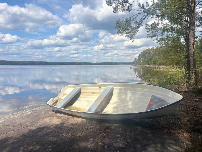 Hus Kråksmåla – Secluded Lakefront Holiday Home with Boats in Småland in Nybro