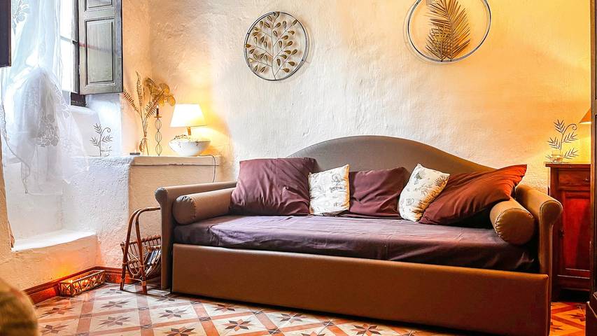 Appartamento intero, Appartamento 'La Casa Della Lavanda' con vista sulle montagne, terrazza privata e Wi-Fi in Castelvecchio di Rocca Barbena, Riviera di Ponente