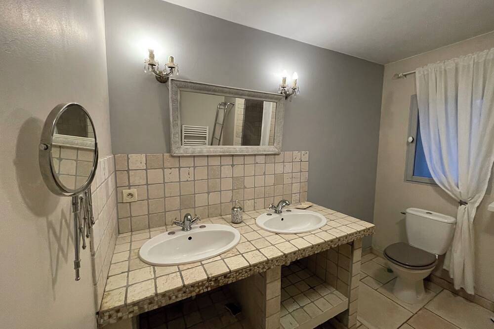 Chambre étape avec petit déjeuner dans un grand mas provençal in Caderousse, Vaucluse