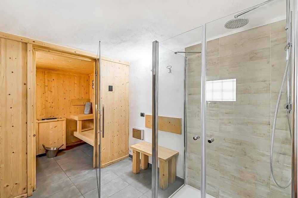 Exclusieve villa, A / C, zwembad, sauna, fitnessruimte, beachvolleybal, gratis Wi-Fi, satelliet-tv, barbecue in Sarzana, Regionaal Natuurpark Montemarcello-Magra-Vara