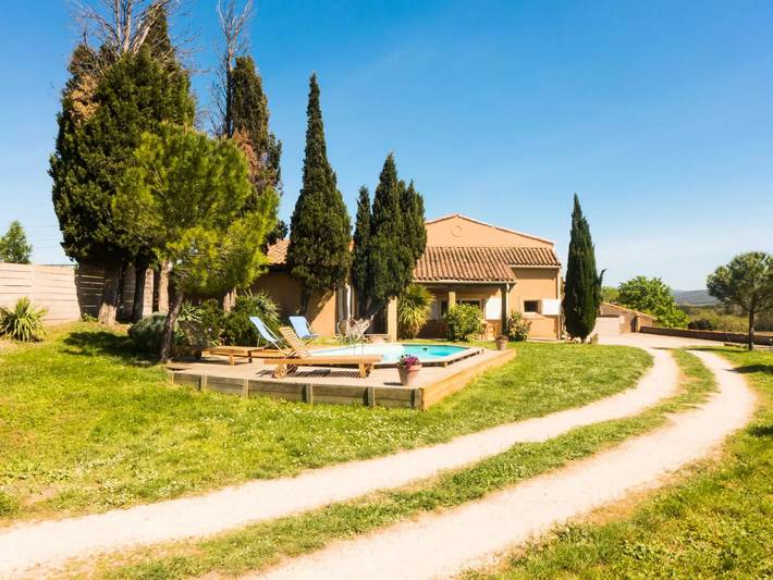 Location de vacances pour 10 personnes, avec jardin et piscine dans Loupia