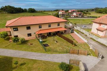 Apartamento de vacaciones para 9 personas, con terraza además de vistas y jardín en Costa Oriental Asturiana