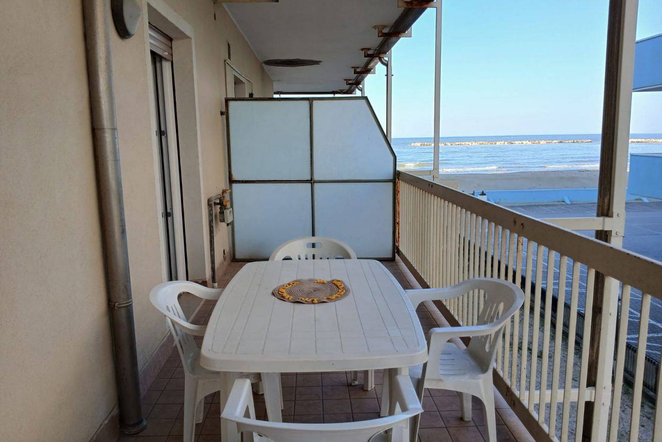 Entire apartment, Cn010 - Cesenatico, large three-room apartment facing the sea with beach included in Cesenatico, Forlì-Cesena Province