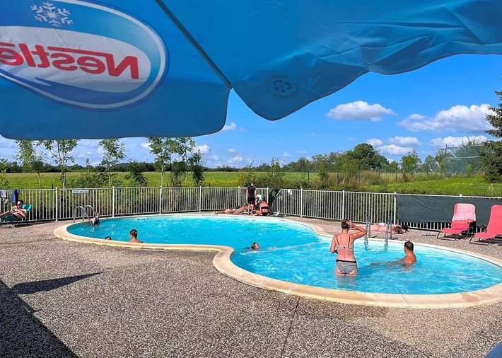Location de vacances pour 4 personnes, avec terrasse et jardin ainsi que piscine et vue à Villegusien-le-Lac - 4