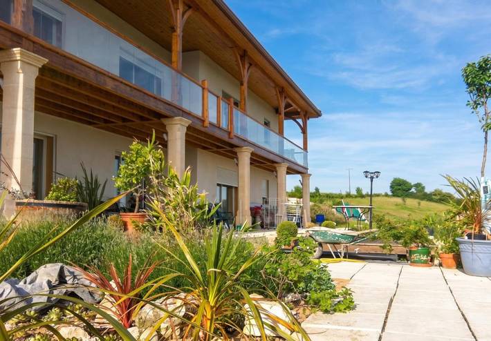 Gîte pour 5 personnes, avec Balcon et Jardin ainsi que Piscine et Vue sur le lac à Catonvielle
