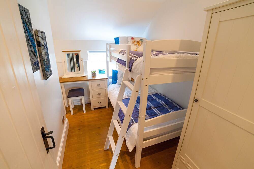 Preseli Cottage, Wynd Hill Hideaway - walk to coast path, beach and pub! in Manorbier, Pembrokeshire