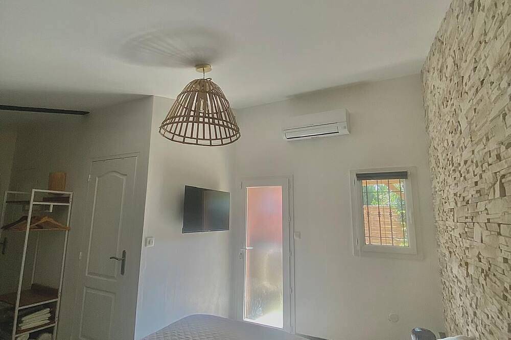 Cosy room with exterior in Saint-Martin-de-Crau, Arles e dintorni