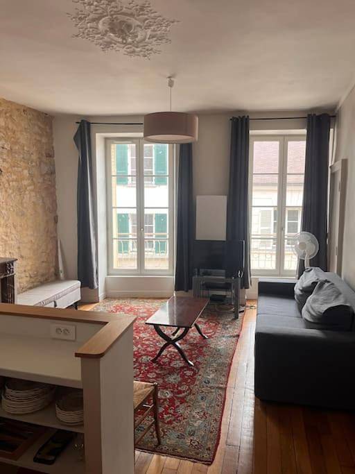 Appartement entier, Two-Bedroom Apartment in Fontainebleau, Seine-et-Marne