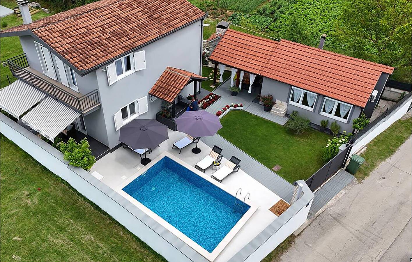 Geräumige 2-Zimmer-Wohnung mit Pool, Terrasse und WLAN in Sinj, Dalmatinisches Zagora