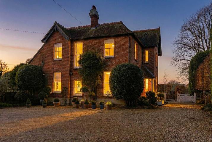 Holiday rental for 14 people, with garden and pool, child-friendly in Sussex