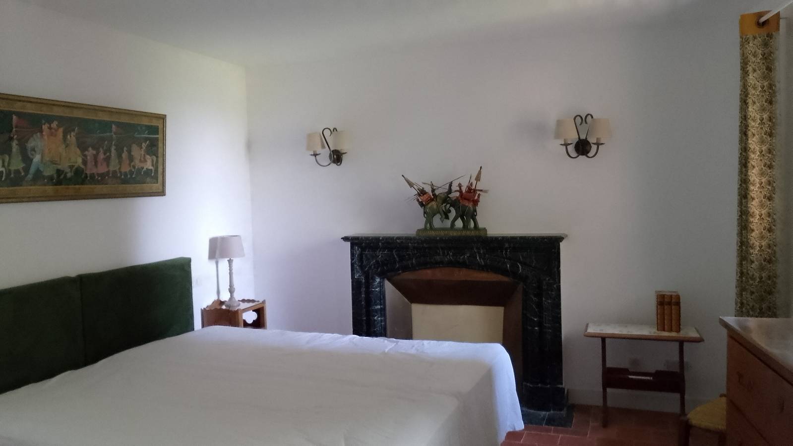 Eine Auszeit in einem Olivenhain in Spéracèdes, Mittelmeerküste (Frankreich)