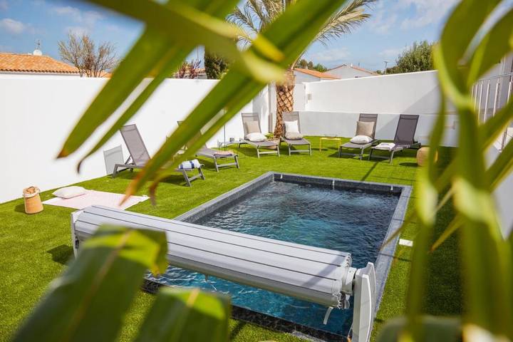 Location de vacances pour 8 personnes, avec vue ainsi que piscine et jardin dans Plage de la Cible - 2