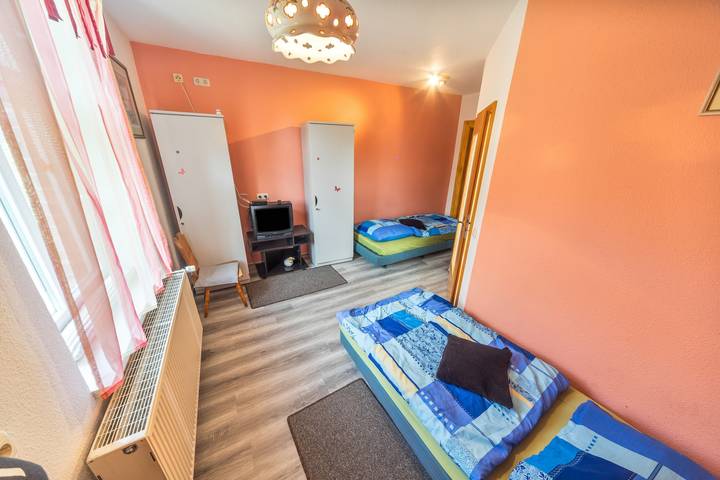 Ganze Wohnung, Apartment „Zweibettzimmer am See“ mit gemeinsamer Terrasse, Garten und Wlan in Schkeuditz, Nordsachsen