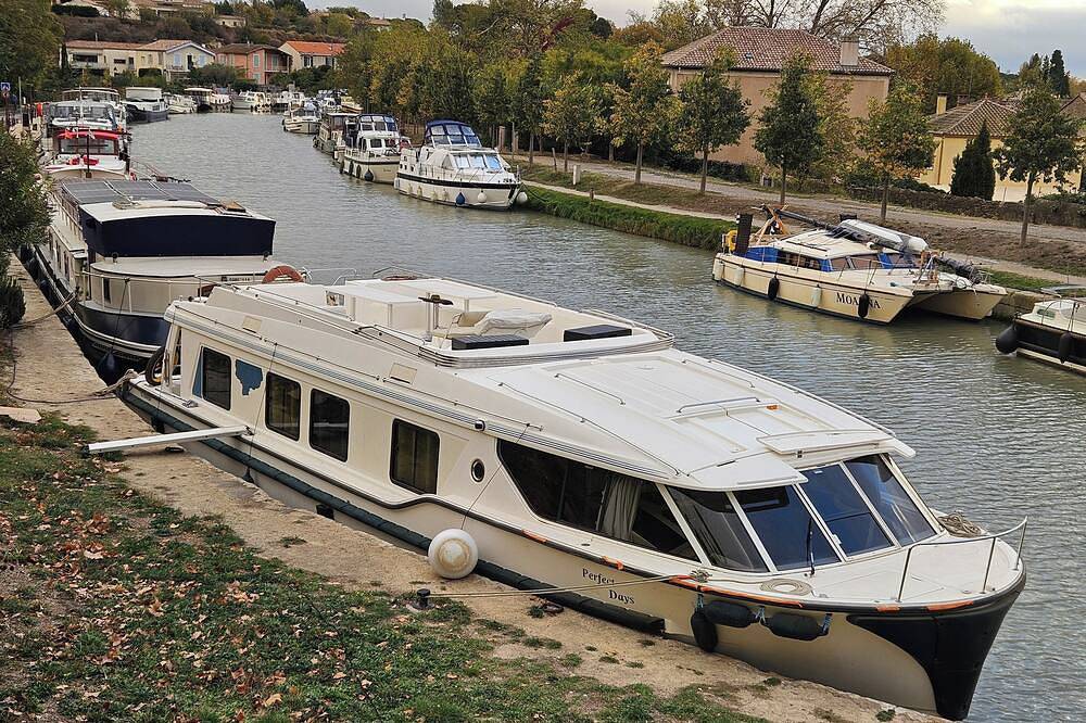 Boat Rental with skipper on the Canal du Midi from Capestang in Capestang, Canal du Midi