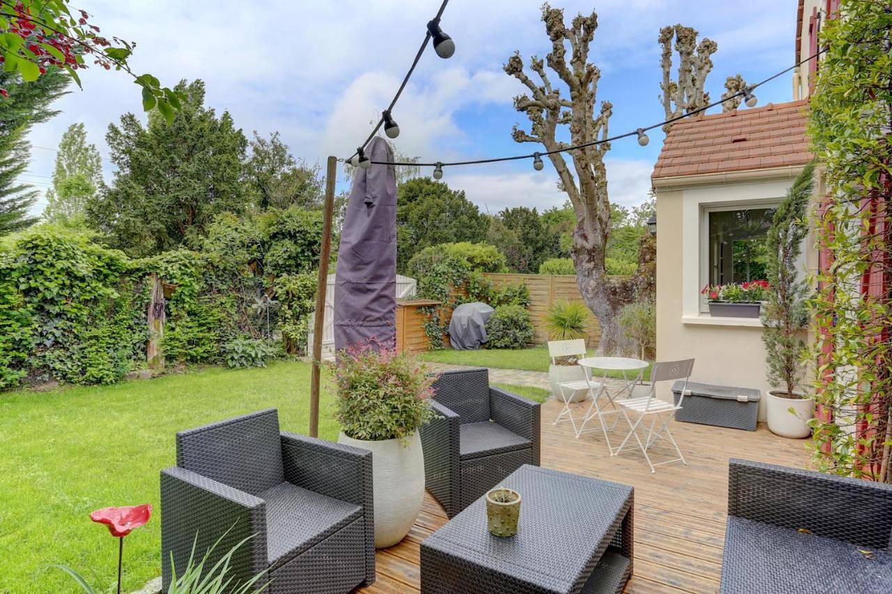 Two-Bedroom House in Noisy-le-Roi, Yvelines