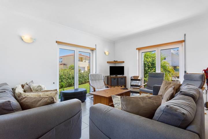 Villa 'Paraíso Da Lagoa' con piscina privada, jardín privado y Wi-Fi in Vau, Leiria District