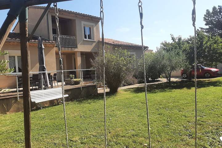 Location de vacances pour 8 personnes, avec terrasse et jardin à Saint-Victor-la-Coste