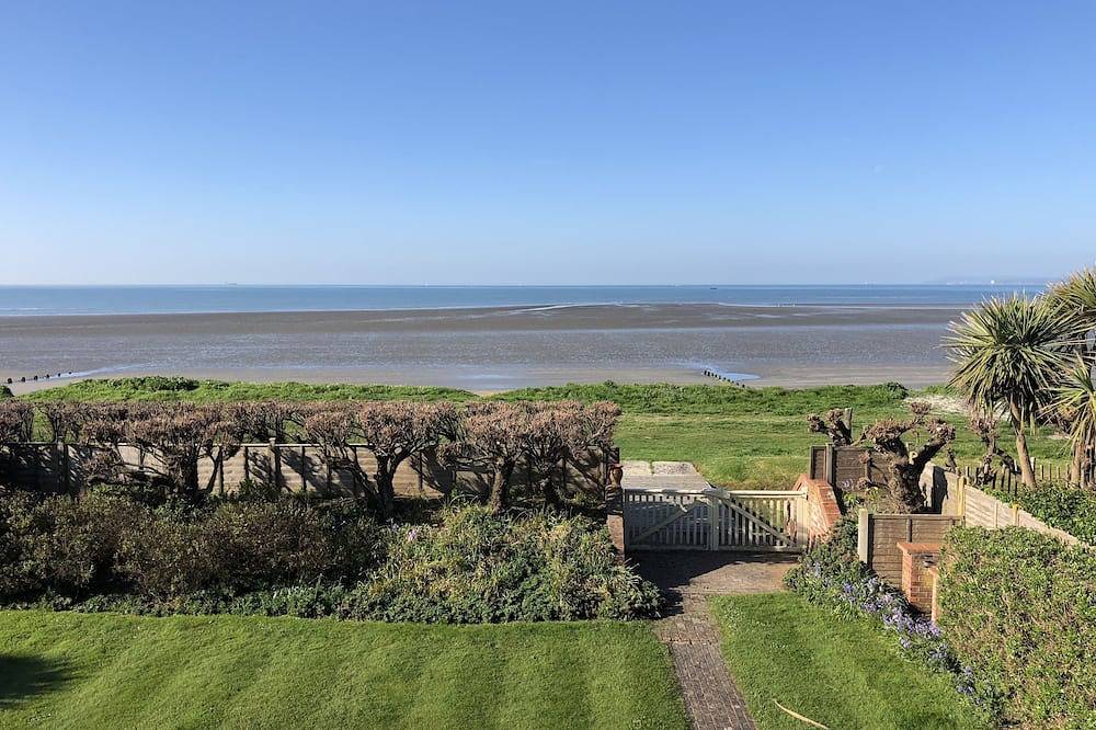 West Wittering Beach House. Direct beach access. in West Wittering Beach, West Wittering