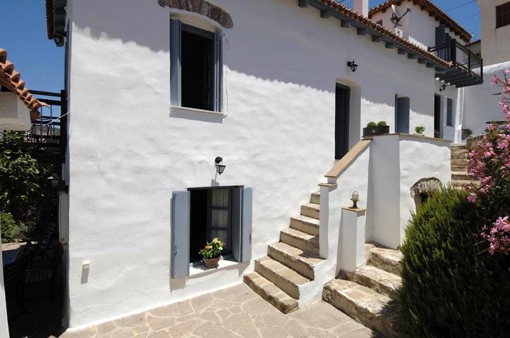 Location de vacances pour 4 personnes, avec piscine ainsi que vue et jardin, animaux acceptés dans Poros - 2