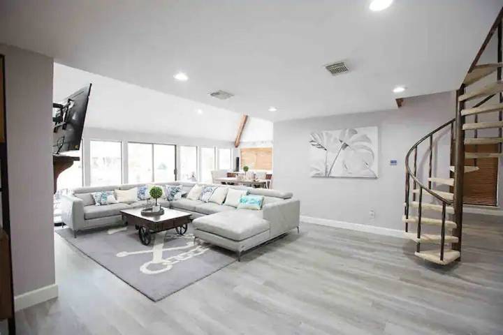 Vacation house for 15 people, with yard in Lake Conroe