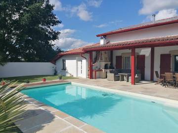 Location de vacances pour 6 personnes, avec piscine et jardin à Jatxou