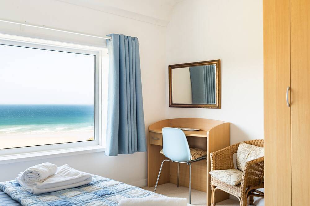 Entire apartment, Dolphins Leap, sea views overlooking Mawgan Porth in Mawgan Porth, Cornwall