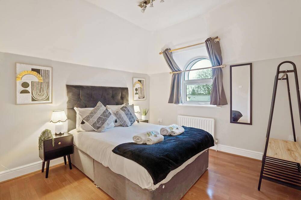 Apartamento entero, 2-Bed Flat • Balcony • Parking • Walk to Castle in Windsor, Berkshire