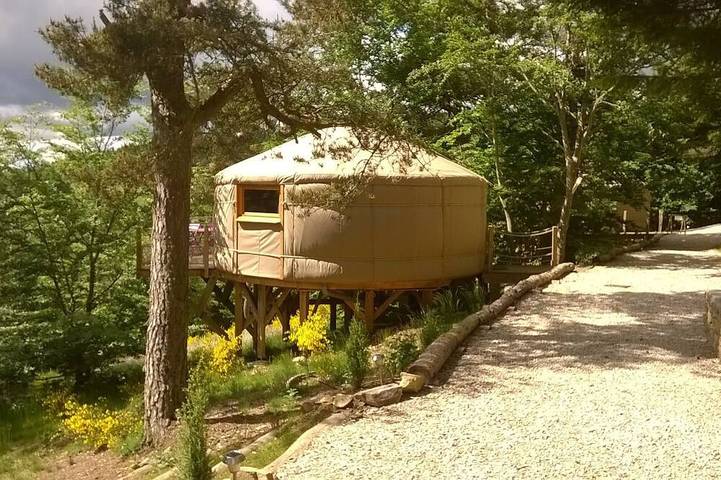 Yourte contemporaine en terrasse dans un bois in Saint-Bonnet-le-Froid, Haute-Loire