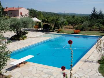 Gîte pour 6 personnes, avec jardin ainsi que vue et piscine, adapté aux familles à La Verdière