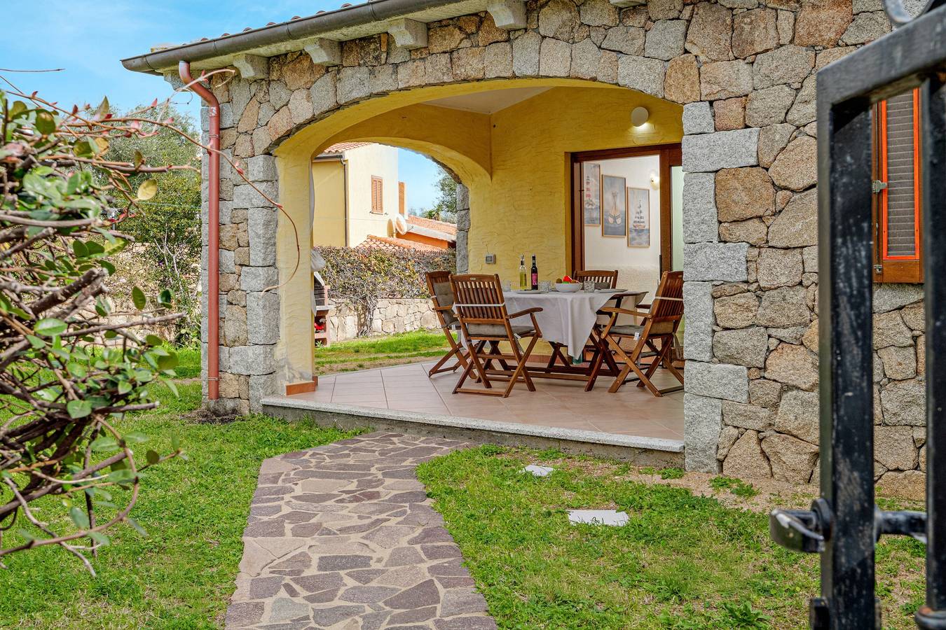 Villa 'Conchiglia' with Private Terrace and Air Conditioning in Nuragheddu, San Teodoro