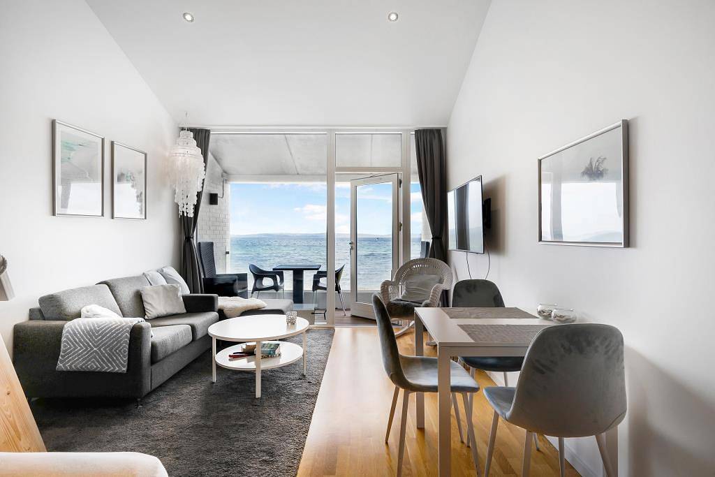 Helle und gut ausgestattete Ferienwohnung im 1. Stock mit Panoramablick über die Ebeltoft Bucht – direkt am Hotel Ebeltoft Strand in Ebeltoft (Stadt), Ebeltoft