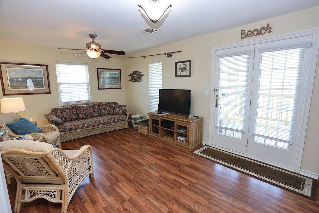 Stroll the Beach! Relaxing Home 7 Min Walk to Beach+ Outdoor Space in Crystal Beach, Galveston County