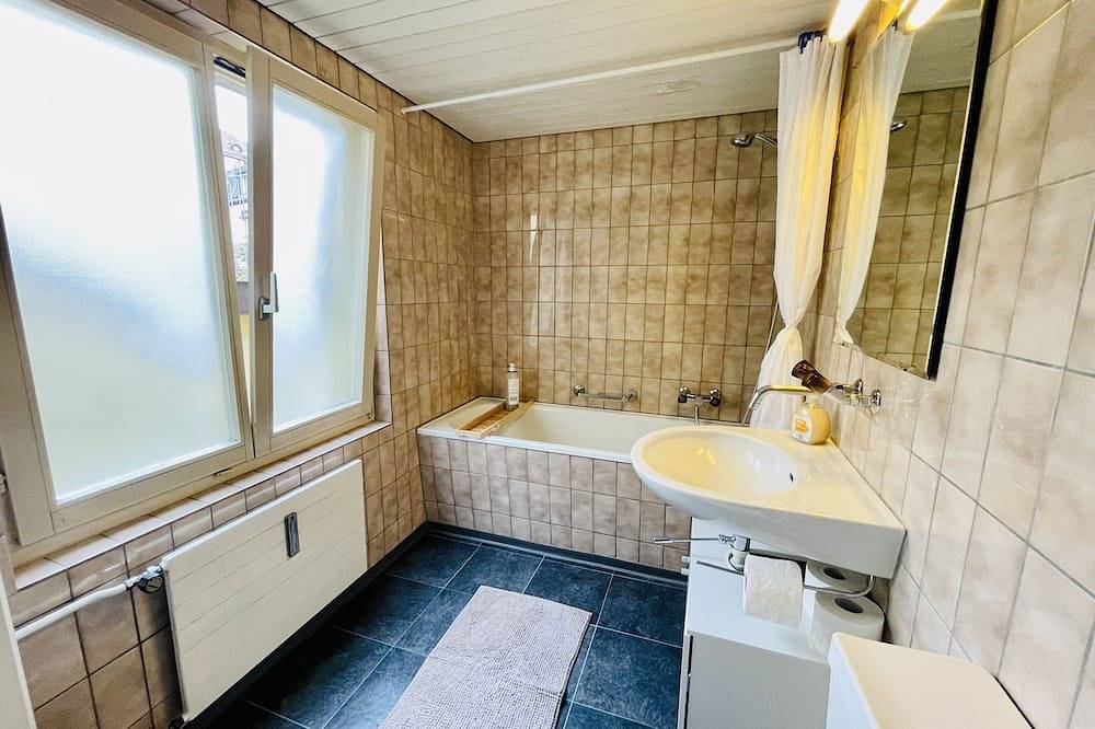 Entire apartment, Newly furnished beautiful old building apartment in the center with Apple Tv O1 in St. Gallen, Lake Constance (Switzerland)