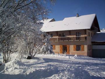 Gîte pour 4 personnes, avec piscine ainsi que jardin et balcon dans Col du Mollard