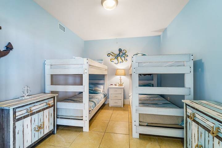 Vacation rental for 12 people, with hot tub and pool as well as yard and sauna by Orange Beach