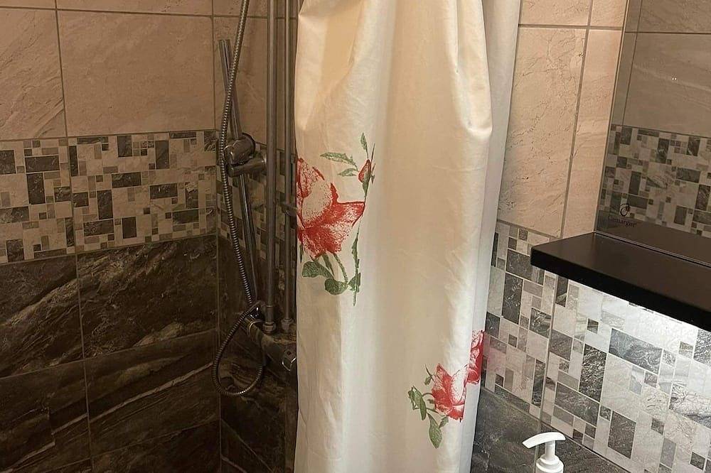 Ganze Wohnung, 6 bedrooms with 2 bathrooms in Västeras, Västmanland