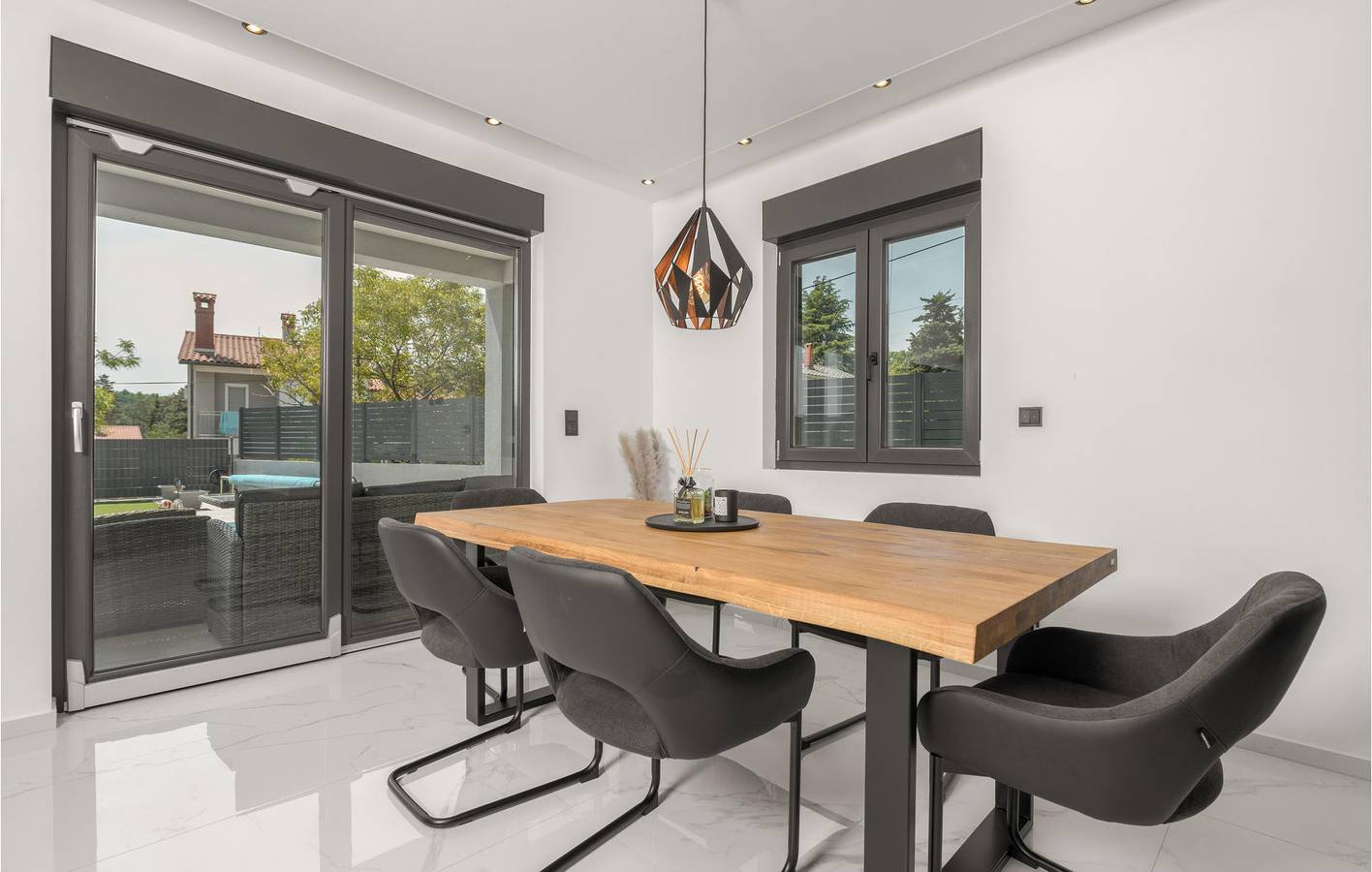 Appartement confortable de 2 chambres avec piscine et terrasse près du centre-ville in Labin City, Labin