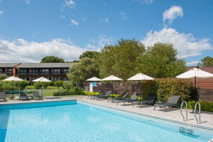 Hôtel pour 3 personnes, avec Terrasse et Jardin ainsi que Piscine et Sauna