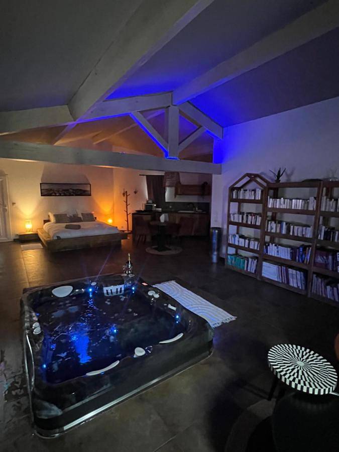 Chambre d’hôte pour 2 personnes, avec piscine ainsi que jardin et jacuzzi
