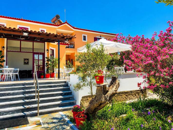 Vakantiewoning voor 2 personen, with Balkon and Terras as well as Tuin and Zwembad in Lesbos