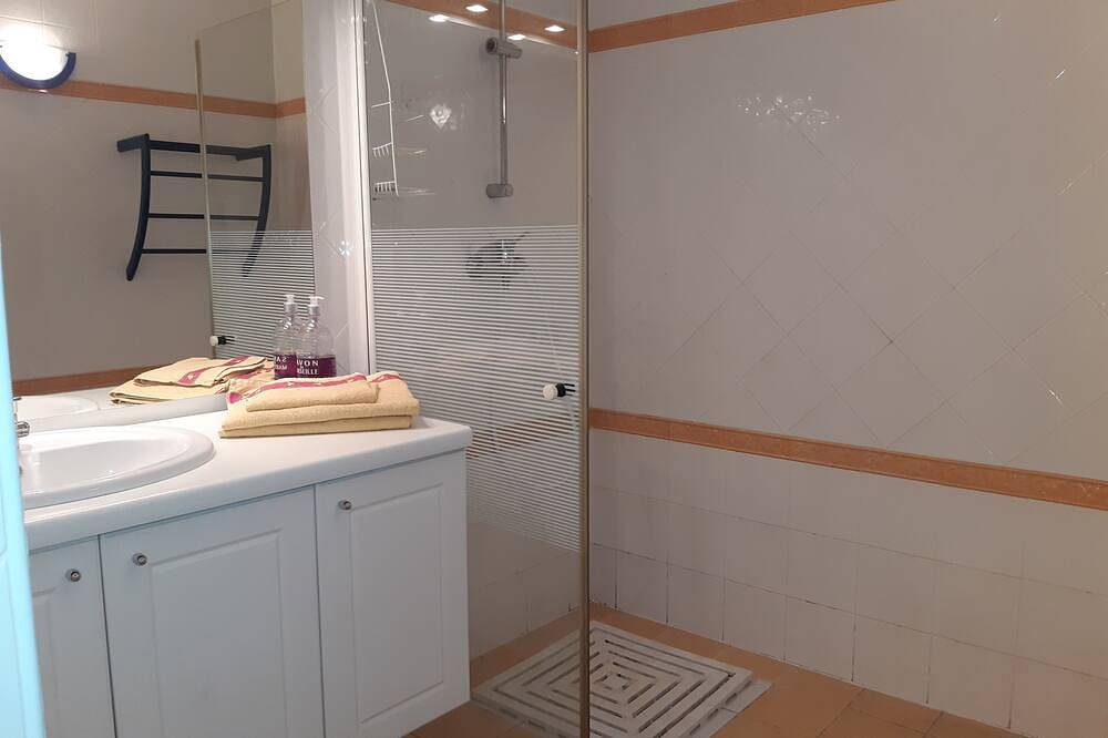 Appartement entier, Chambre indépendante avec salle d'eau , wc et terrasse in Donzère, Région de nyons