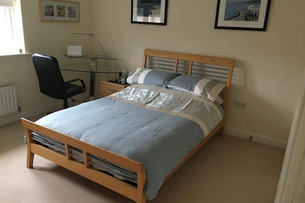 Lakeside very large double en-suite bedroom with fabulous views and facilities in Hampton Hargate and Vale, Peterborough