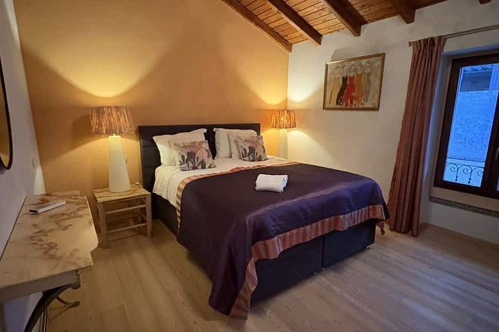 Ganze Wohnung, Luxuriöses Apartment im Herzen von Arona, nur wenige Schritte vom See und nur 10 Meter von der Via Cavour entfernt, Aronas Haupteinkaufsstraße mit Boutiquen, Restaurants und Geschäften für jeden Bedarf. Dieses wunderschöne Zweizimmer-Apartment besti in Arona (Lago Maggiore), Arona Gemeinde