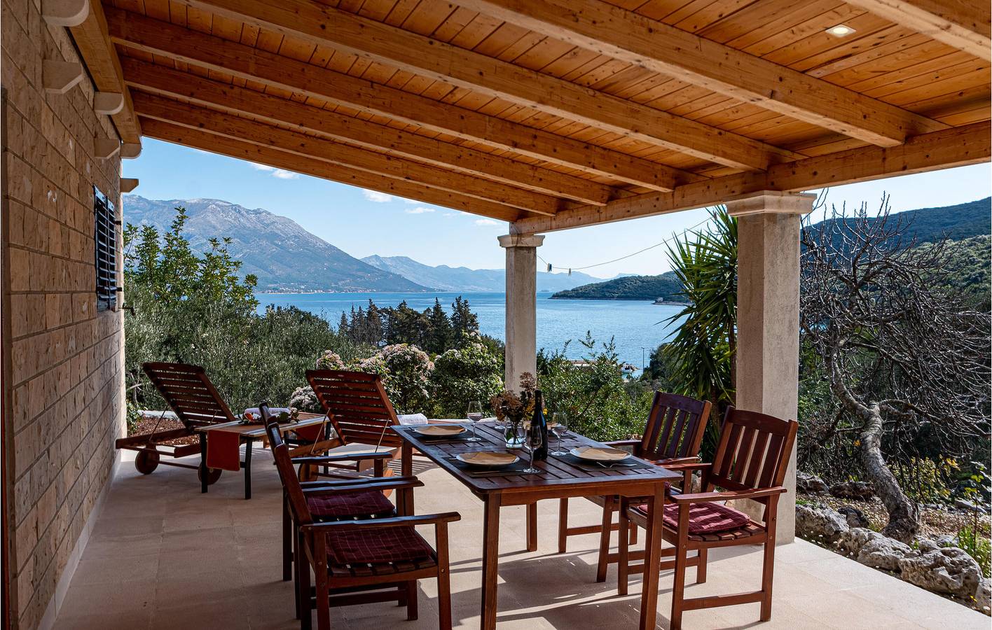 Geheel vakantieappartement, Toevluchtsoord aan zee: gezellig appartement met terras, parkeerplaats en wifi in Kneza, Korcula