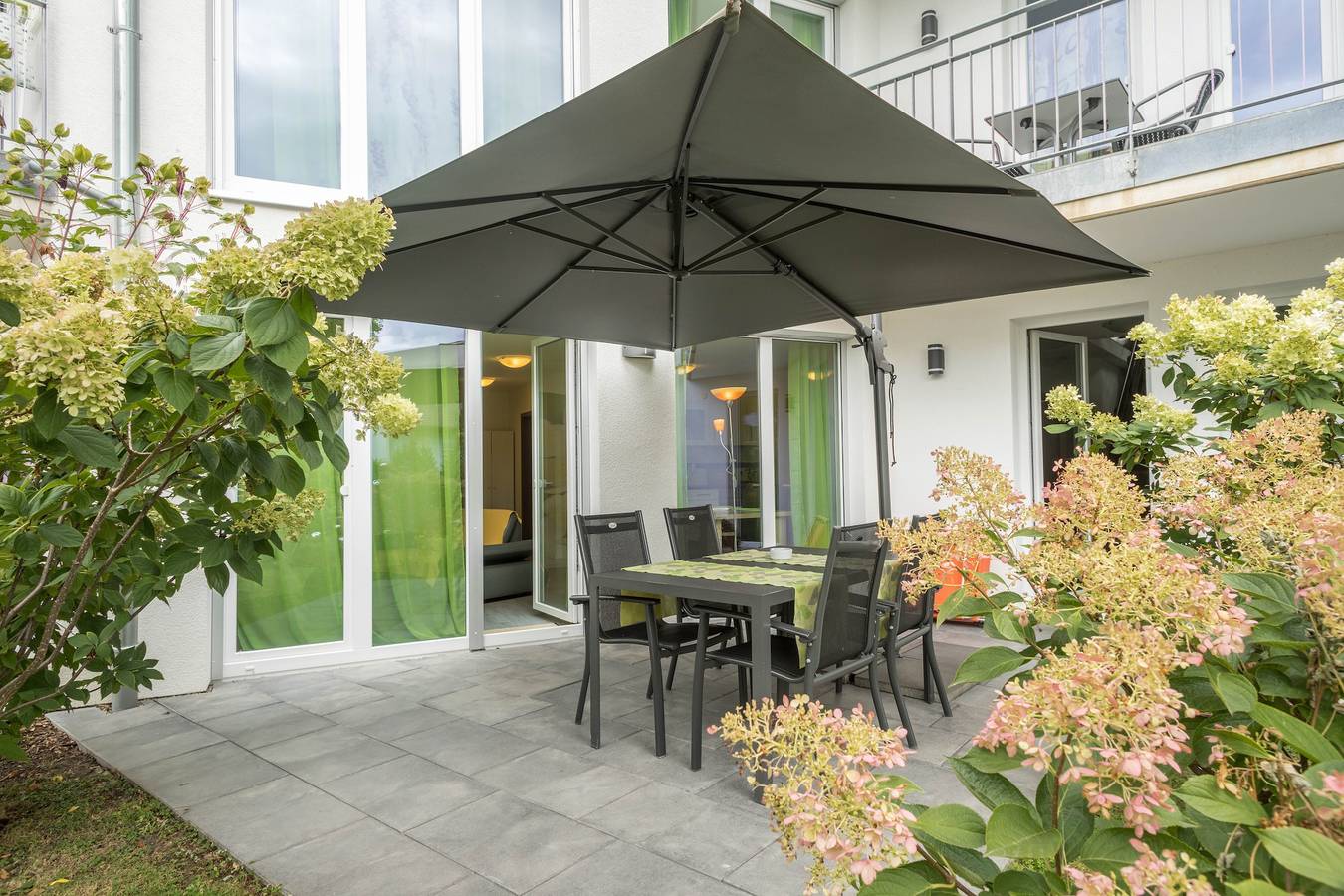 Ganze Wohnung, Apartment 'Jasmin' mit großer Terrasse und Blick in den schön angelegten Blumengarten in Sipplingen, Region Bodensee-Oberschwaben