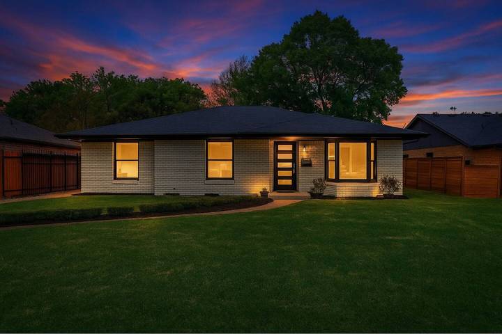 Vacation house for 8 people, with balcony and yard, kid friendly in Dallas