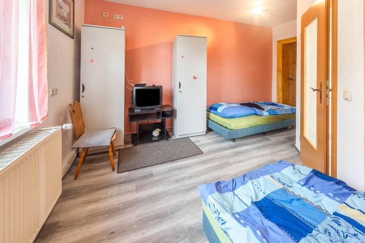 Ganze Wohnung, Apartment „Zweibettzimmer am See“ mit gemeinsamer Terrasse, Garten und Wlan in Schkeuditz, Nordsachsen